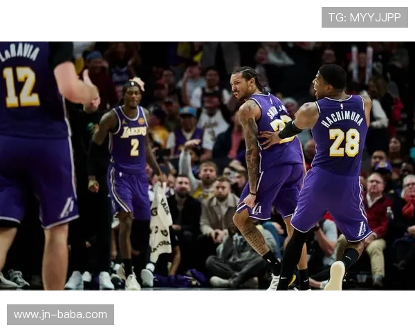 NBA最新动态：詹姆斯带领湖人逆袭雄鹿独行侠迎来强援火箭重建开启新篇章