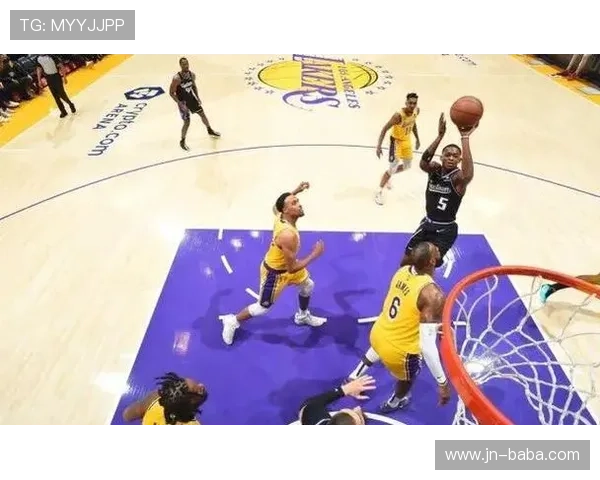 詹姆斯连续三场带领湖人逆转胜利,展现超级球星风采